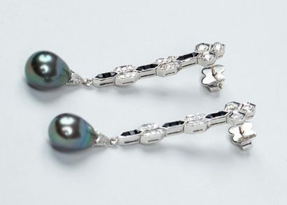 PAIRE DE PENDANTS D'OREILLES en or gris 18K...