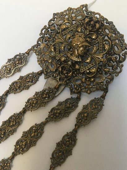 CHATELAINE en métal doré à décor de profil...