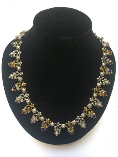 COLLIER collerette en métal composé de maillons...