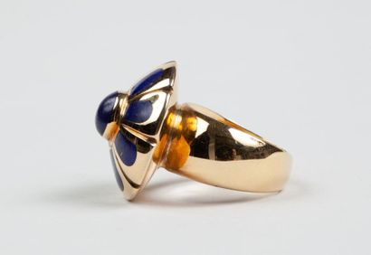 BAGUE en or jaune 18k (750/°°) à motif floral...