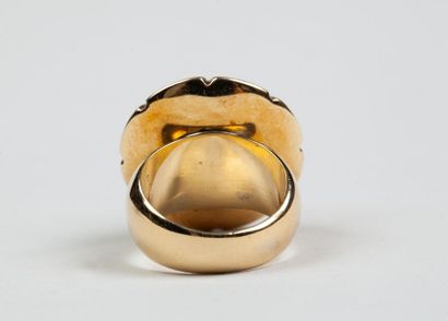 BAGUE en or jaune 18k (750/°°) à motif floral...