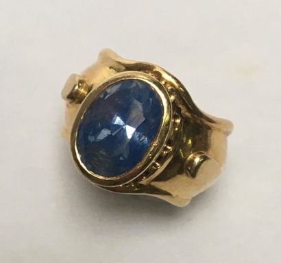 BAGUE en or jaune 18k (750/°°), attribuée...