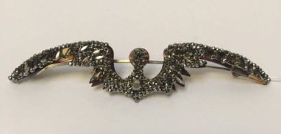 BROCHE en acier facettée figurant des ailes....
