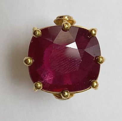 BAGUE en or jaune 18k (750/°°) centrée d'un...