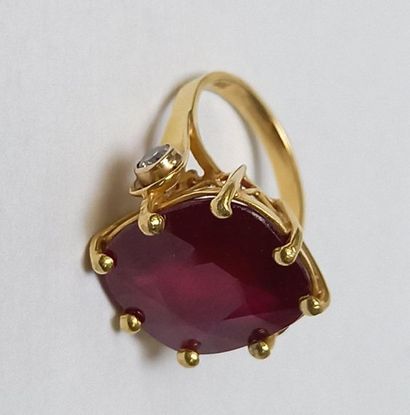 BAGUE en or jaune 18k (750/°°) centrée d'un...