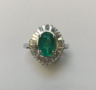 BAGUE en or gris 18k (750/°°) centrée d'une...