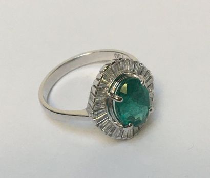BAGUE en or gris 18k (750/°°) centrée d'une...