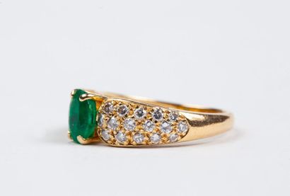 BAGUE en or jaune 18k (750/°° sertie d'une...
