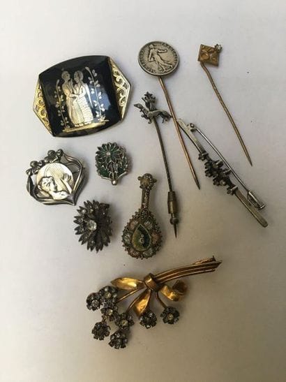 ENSEMBLE de broches et épingles en argent...