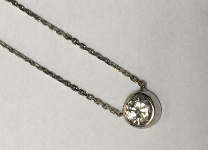 PENDENTIF en or gris 18k (750/°°) formé d'un...