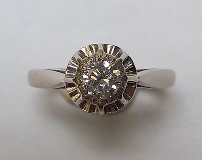 BAGUE SOLITAIRE en or gris 18k (750/°°) sertie...