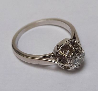 BAGUE SOLITAIRE en or gris 18k (750/°°) sertie...