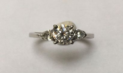 BAGUE en or gris 18k (750/°°) centrée d'un...