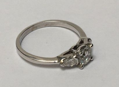 BAGUE en or gris 18k (750/°°) centrée d'un...