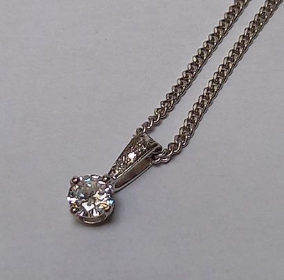 PENDENTIF et sa chaîne en or gris 18k (750/°°)...