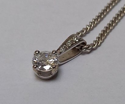 PENDENTIF et sa chaîne en or gris 18k (750/°°)...