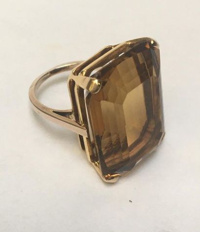 BAGUE en or jaune 18k (750/°°) sertie d'une...