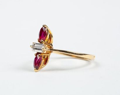 BAGUE en or jaune 18k (750/°°) centrée d'un...