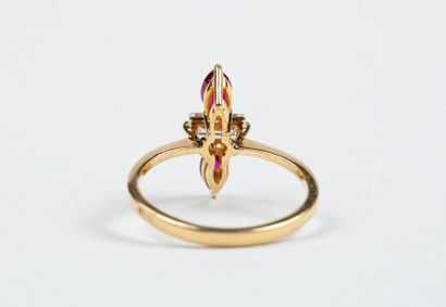 BAGUE en or jaune 18k (750/°°) centrée d'un...
