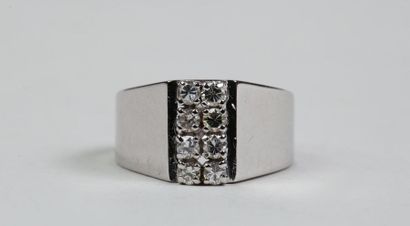 CHEVALIERE en or gris 18k (750/°°) centrée...