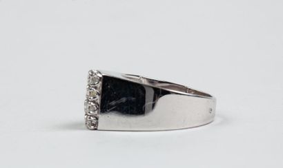 CHEVALIERE en or gris 18k (750/°°) centrée...