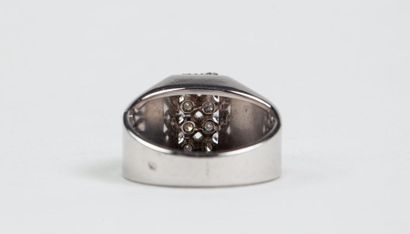 CHEVALIERE en or gris 18k (750/°°) centrée...