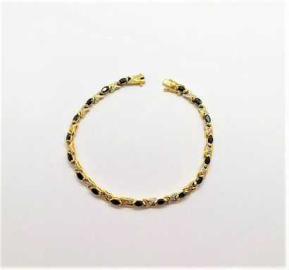 BRACELET en or jaune 18K (750/°°), orné de...