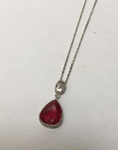 PENDENTIF avec sa chaine en or gris 18k (750/°°)...