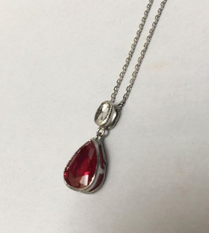 PENDENTIF avec sa chaine en or gris 18k (750/°°)...