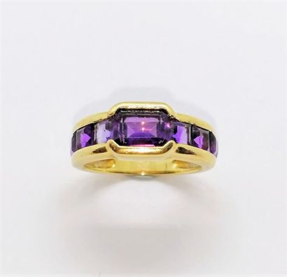 BAGUE en or jaune 18K (750/°°), ornée d'une...