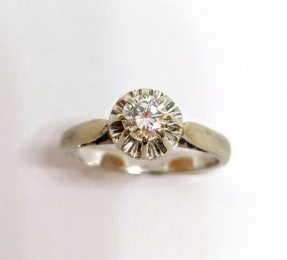 BAGUE SOLITAIRE en or blanc orné d'un diamant...