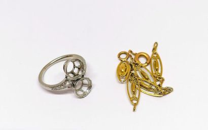BAGUE en platine manque les perles, épaulée...