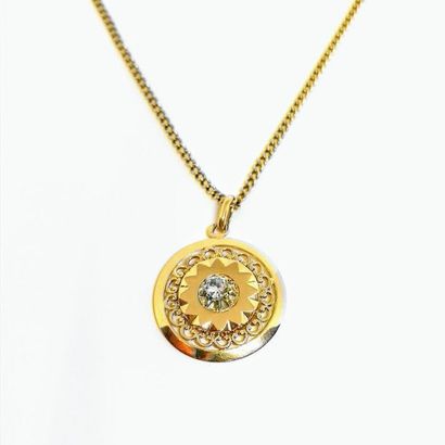 PENDENTIF en or jaune 18K (750/°°) entourage...
