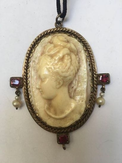 PENDENTIF à monture en argent doré 925/°°...