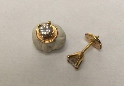 PAIRE DE CLOUS D'OREILLE en or jaune 18k...