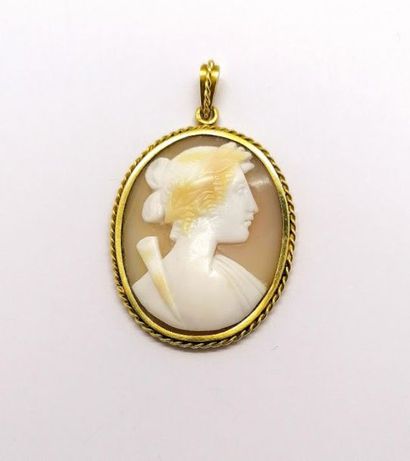 PENDENTIF en or jaune 18K (750/°°), camée...
