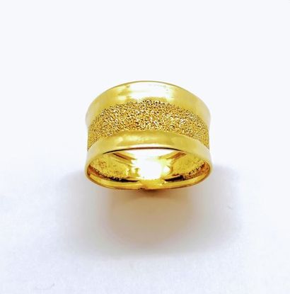 BAGUE en or jaune 18K (750/°°), or froissé...