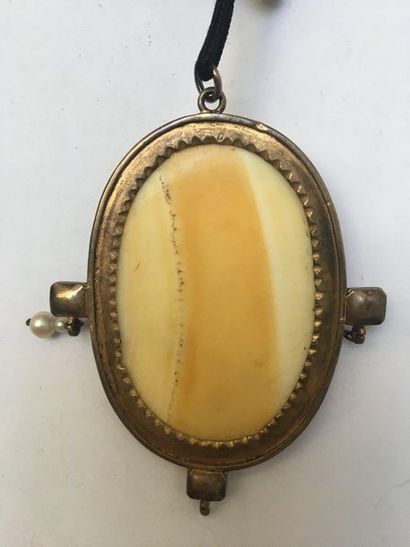 PENDENTIF à monture en argent doré 925/°°...