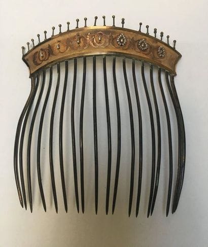 * - PEIGNE en argent et or à fin décor de...