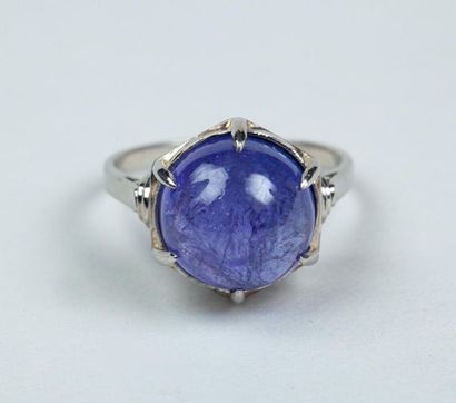 BAGUE en platine à monture géométrique ajourée,...