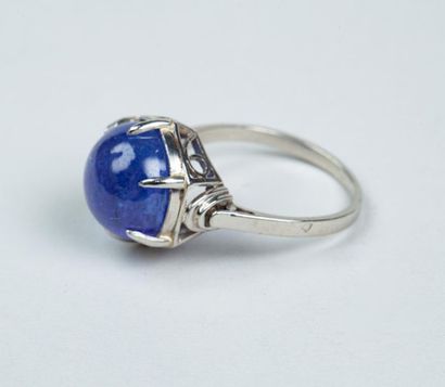 BAGUE en platine à monture géométrique ajourée,...