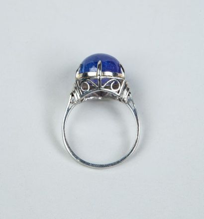 BAGUE en platine à monture géométrique ajourée,...