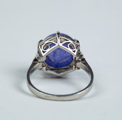 BAGUE en platine à monture géométrique ajourée,...