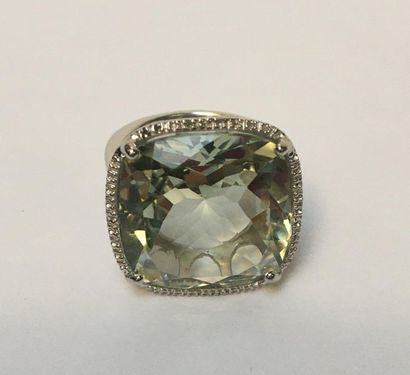 BAGUE en argent (925/°°) centrée d'une améthyste...