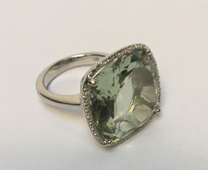 BAGUE en argent (925/°°) centrée d'une améthyste...