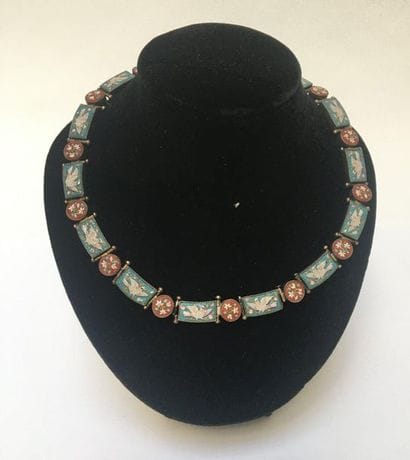 COLLIER composé de maillons ronds et rectangulaires...