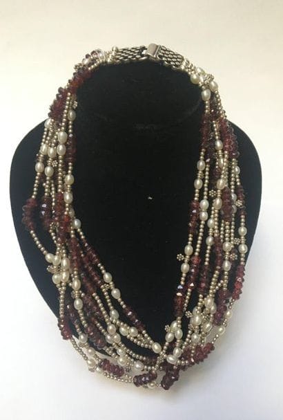 COLLIER multi-rangs composés de perles d'eau...