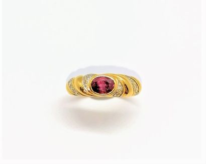 BAGUE en or jaune 18K (750/°°), ornée d'un...