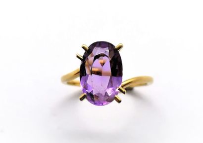 BAGUE en or jaune 18K (750/°°), ornée d'une...
