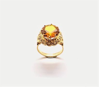 BAGUE tourelle en or jaune 18K (750/°°),ornée...